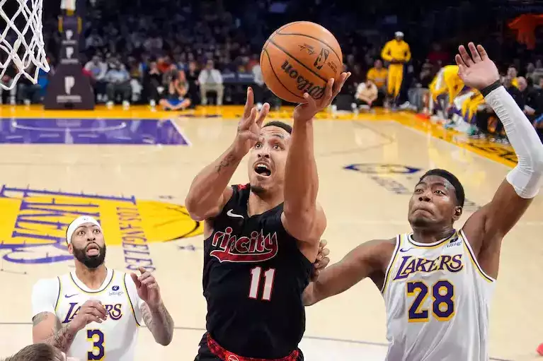 Russell Leads Lakers to Easy Win Over Blazers